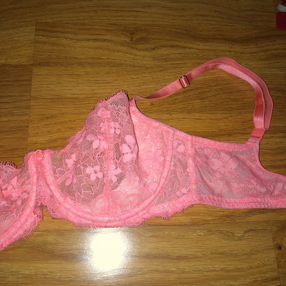 Pink underwire bra! - Picture 3 of 4